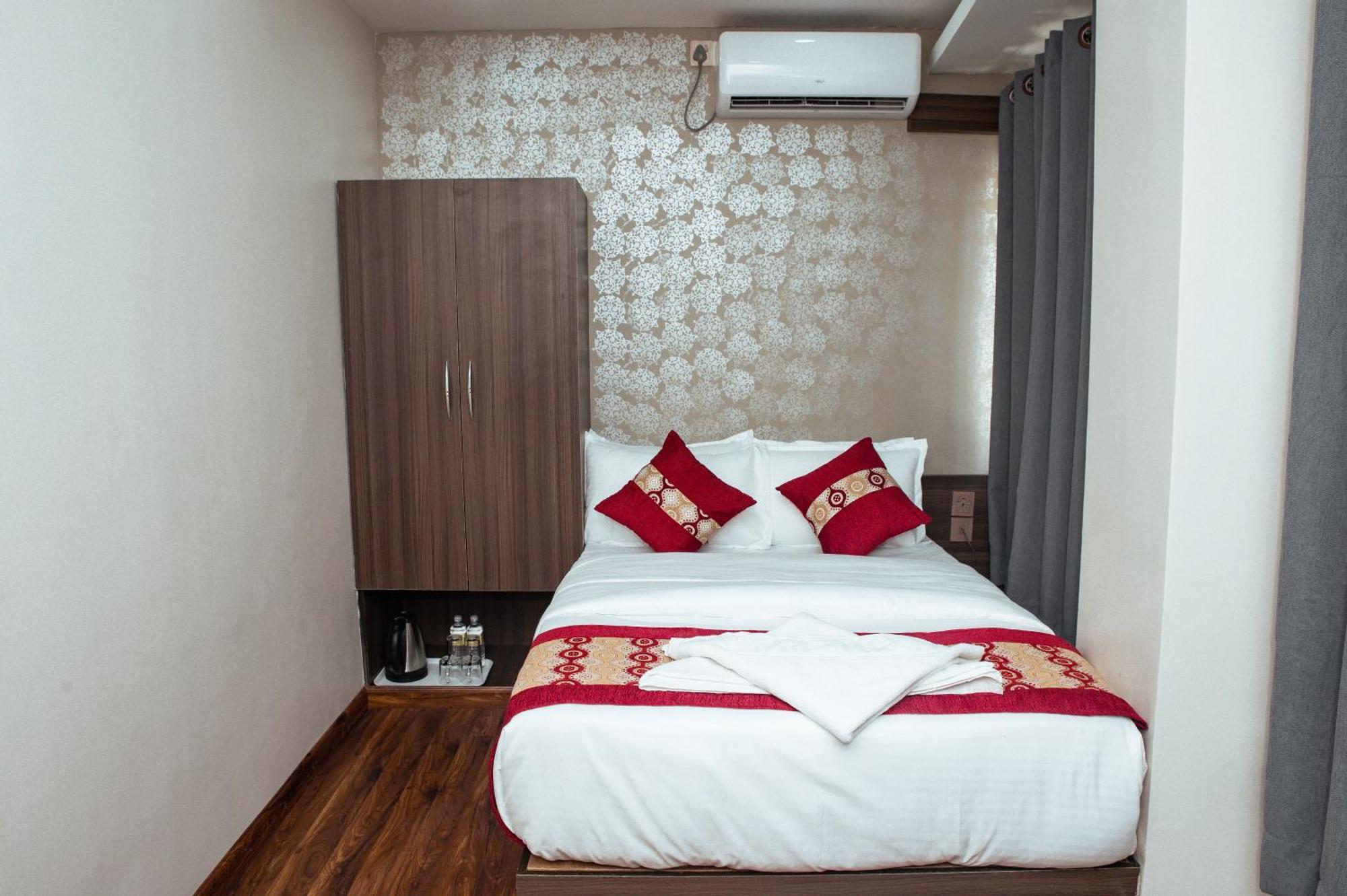 Kusum Airport Hotel Katmandu Dış mekan fotoğraf